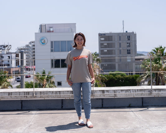 OKASURFERS TEE (サンドベージュ)